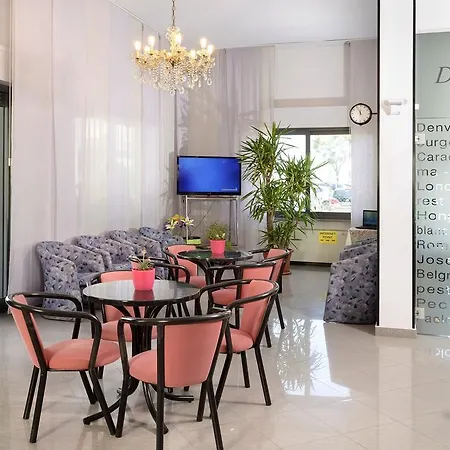 Ciondolo D'oro 5 Minuti Da Fiera Con Parcheggio Incluso Ρίμινι