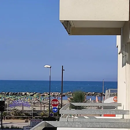 Ciondolo D'oro 5 Minuti Da Fiera Con Parcheggio Incluso ريميني